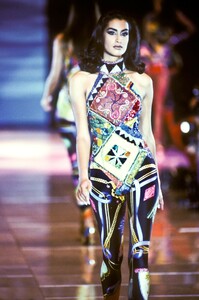 670352133_Versace1991WomenRTW203.thumb.jpg.30f984f5d64b8efad93969015d23c219.jpg