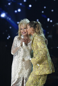 Miley+Cyrus+61st+Annual+Grammy+Awards+Show+8o6l-ZpPU1Ox.jpg