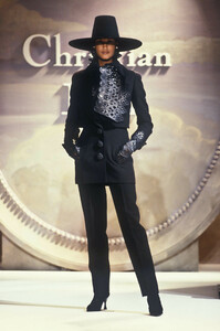 688333978_ChristianDior1993HauteCouture46.thumb.jpg.40d8c58020fc8c40e0d97b519634beda.jpg