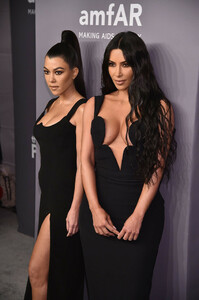 Kourtney+Kardashian+amfAR+New+York+Gala+2019+6foNPSgzdENx.jpg