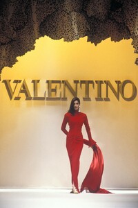 697761996_Valentino1992WomenRTW164.thumb.jpg.ce55aeffed016c8de19f950ab6057f19.jpg