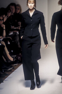 6_jil-sander-fw-1993-7_html.thumb.JPEG.e0e0704d5c08d18a60a861fddbd91c01.JPEG