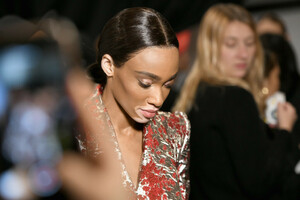 Winnie+Harlow+Cong+Tri+Backstage+February+4IS4t0u39FBx.jpg