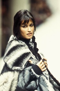 728856296_Fendi1993WomenRTW72.thumb.jpg.6e123c3af0a8b601718f5fc218bf3be9.jpg