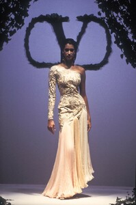 729522957_Valentino1993HauteCouture68.thumb.jpg.1e63b017122bb9ea32ed5f04c4a3843b.jpg