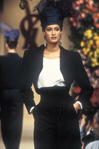 738920573_YvesSaintLaurent1993HauteCouture78.thumb.jpg.e53bd719ed2840fe4a5cbf3a3c37282e.jpg