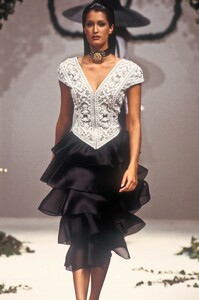 748850950_Valentino1993HauteCouture23.thumb.jpg.05b950ffd58deb0055a41b7af3eb163f.jpg