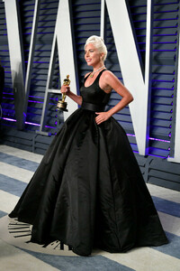 Lady+Gaga+2019+Vanity+Fair+Oscar+Party+Hosted+nbYListMiAGx.jpg