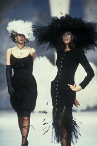 770386407_Chanel1992HauteCouture96.thumb.jpg.31e8754e1f69e792a134b71be73b9a3f.jpg