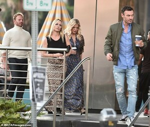 7712310-6521135-Tori_Spelling_Jennie_Garth_Ian_Ziering_and_Brian_Austin_Green_he-m-7_1545417368963.jpg