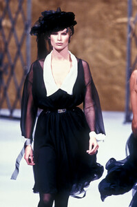 773783088_Chanel1993HauteCouture114.thumb.jpg.d4ef9f494e6f0888beaf140d8ecf703e.jpg