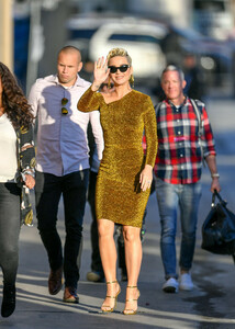 Katy+Perry+All+Gold+Outfit+jZejTbRsg3Ox.jpg