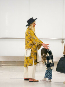 Ashlee+Simpson+family+LAX+jhWLyKUfONAx.jpg