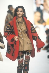 781475264_Valentino1991WomenRTW7.thumb.jpg.226ec1aa6068db83cf7e05826e0efb3e.jpg