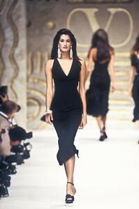 791615958_Valentino1993WomenRTW116.thumb.jpg.976eebcef82e188eaf567ca385732330.jpg