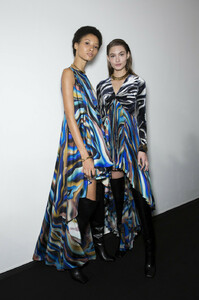 794025475_RobertoCavalliFall2019Backstagem6MriExJ09gx.thumb.jpg.bb807b0d8e8aa4a37dd3f0b670e9000a.jpg