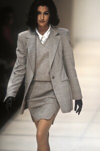 797256128_GiorgioArmani1991WomenRTW18.thumb.jpg.3b66b72821b7bc01775f36944aa832ae.jpg