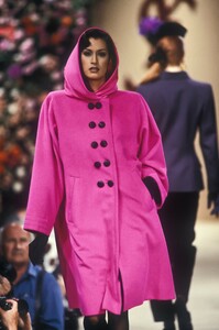 810215531_YvesSaintLaurent1992HauteCouture36.thumb.jpg.e1dbf3a146b6482d639736de37aa8734.jpg