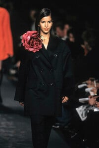 820793060_DriesVanNoten1995WomenRTW85.thumb.jpg.78e2ac67687e98206e2a457f99d5d72a.jpg