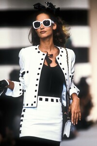 820893312_Chanel1991WomenRTW44.thumb.jpg.1cdf00352a00f6fd340b2ec0f7cb0823.jpg