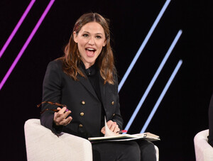 Jennifer+Garner+2019+MAKERS+Conference+Day+nV-ekEajjTox.jpg