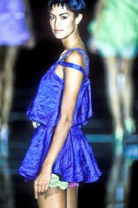 851081077_Versace1994WomenRTW43.thumb.jpg.68b50bca21f0a115d432354fbfe27449.jpg