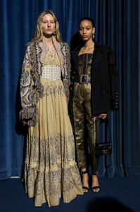 854429822_EtroFall2019BackstageqSb9728y9e4x.thumb.jpg.2382cdcf9834102cc68eee252e879611.jpg