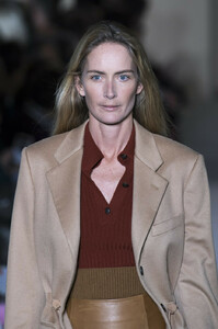 869064453_SalvatoreFerragamoFall2019DetailsjI6L4t8BFk_x.thumb.jpg.fd7451ff1af422931487e12c30614dda.jpg