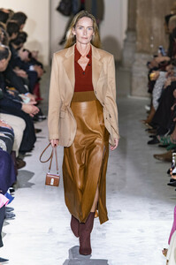 869883135_SalvatoreFerragamoFall2019IKfAJMlrFUcx.thumb.jpg.d13e45db4885e9645f5fa9f70bfc45ea.jpg
