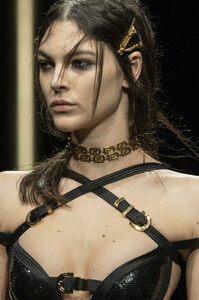Versace+Fall+2019+Details+uYDGyL3PuP3x.jpg