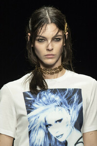 Versace+Fall+2019+Details+HSDCQO1F0cgx.jpg