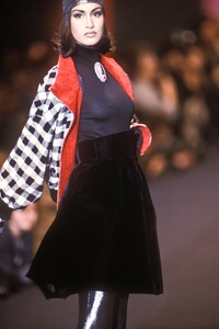 901747926_KarlLagerfeld1991WomenRTW52.thumb.jpg.5f116babfc136dcf173d04d2f194c56d.jpg