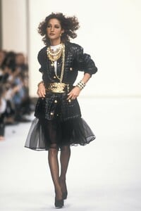 9021064_Chanel1991WomenRTW87.thumb.jpg.33a69c4275e2e33e45fcb204709415fb.jpg