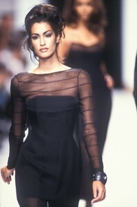 920820731_KarlLagerfeld1992WomenRTW119.thumb.jpg.d607a2552f7f2af50e1cfa581cc9474a.jpg