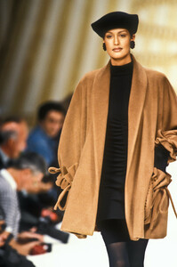 927047986_PierreBalmain1992HauteCouture46.thumb.jpg.db474dac912a8b1c8877e0d37bdba086.jpg