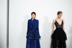 927725291_givenchy-hc-bks-m-rs19-3489(1).thumb.jpg.c53eefe6b27b536c0f8948694b66dab3.jpg