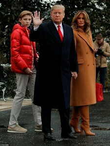 9291912-6659363-See_ya_Melania_Trump_accompanied_her_husband_on_a_flight_to_Flor-a-33_1549060036772.jpg