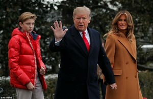 9291918-6659363-Good_mood_The_first_lady_smiled_at_photographers_and_held_her_hu-a-34_1549060036806.jpg