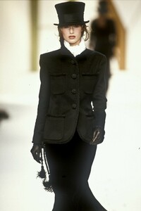 93479640_Valentino1993WomenRTW159.thumb.jpg.a16862f3747b8fa692f822ee34a63933.jpg