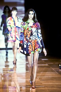 939131651_Versace1991WomenRTW134.thumb.jpg.2664ec09203fa4fc2fab60e4c86323c8.jpg