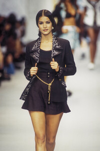 944205827_Chanel1993WomenRTW50.thumb.jpg.c7d7a75b4048fa1ec928aa662d5bb056.jpg