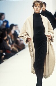 957009291_Fendi1993WomenRTW176.thumb.jpg.2a88fb6fa5aecbb04f5a09b48f88de97.jpg