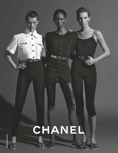 95743809_2019-03-01-british-vogue_page_020_image_0001.thumb.jpg.bd62e566c0ffbbe9c9b7404112f7fa49.jpg