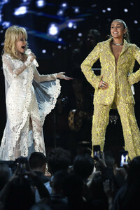Miley+Cyrus+61st+Annual+Grammy+Awards+Show+Zpxe3r-BSuLx.jpg