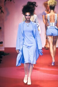 960086682_VivienneWestwood1997WomenRTW33.thumb.jpg.854a41e320ae12e18eb89292abf84cd8.jpg