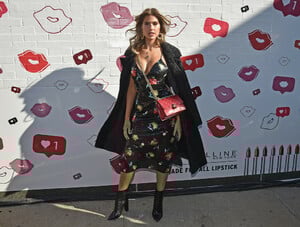 960104294_KaraDelToroIMGNYFWShows2019PARTNERSKfSzbXNOtQox.thumb.jpg.03372402410ce19527052f4fe58bb055.jpg