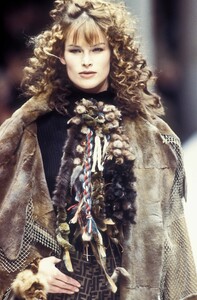 960666270_Fendi1993WomenRTW45.thumb.jpg.a00bcfef4979145cc19d3a4aa1a4dd17.jpg