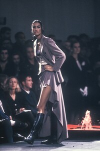 965336014_JeanPaulGaultier1992WomenRTW48.thumb.jpg.a899cd60b0d717fcc0e1382fcf7a5f2a.jpg