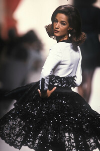 968197970_Chanel1991HauteCouture44.thumb.jpg.1e3fe87b840d181e86fb7aed39d50527.jpg