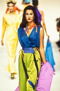 968568351_YvesSaintLaurent1993WomenRTW126.thumb.jpg.382de388b52a2388e553ea857e9a1704.jpg